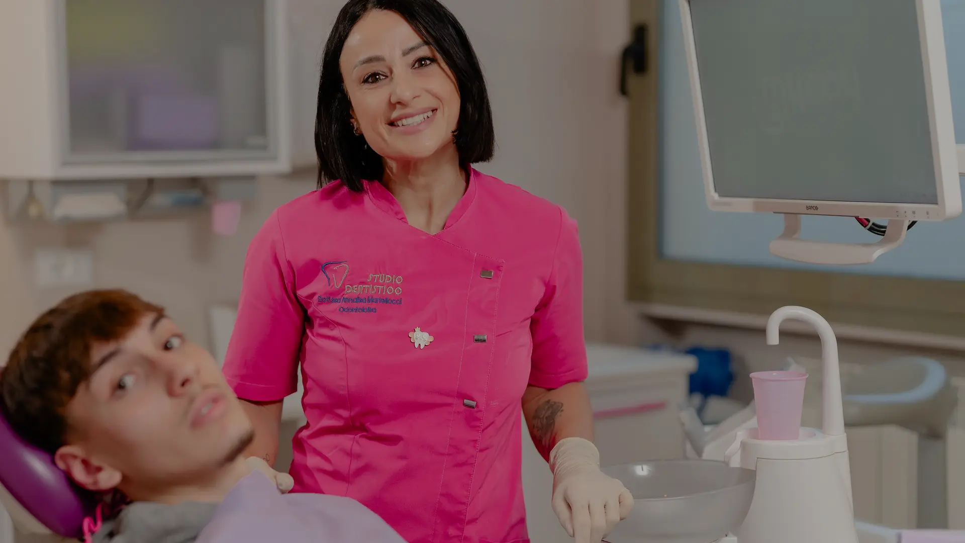 L'approccio professionale dell'odontoiatra a Pisa dello Studio Martellacci: cura dentale personalizzata per adulti e bambini.