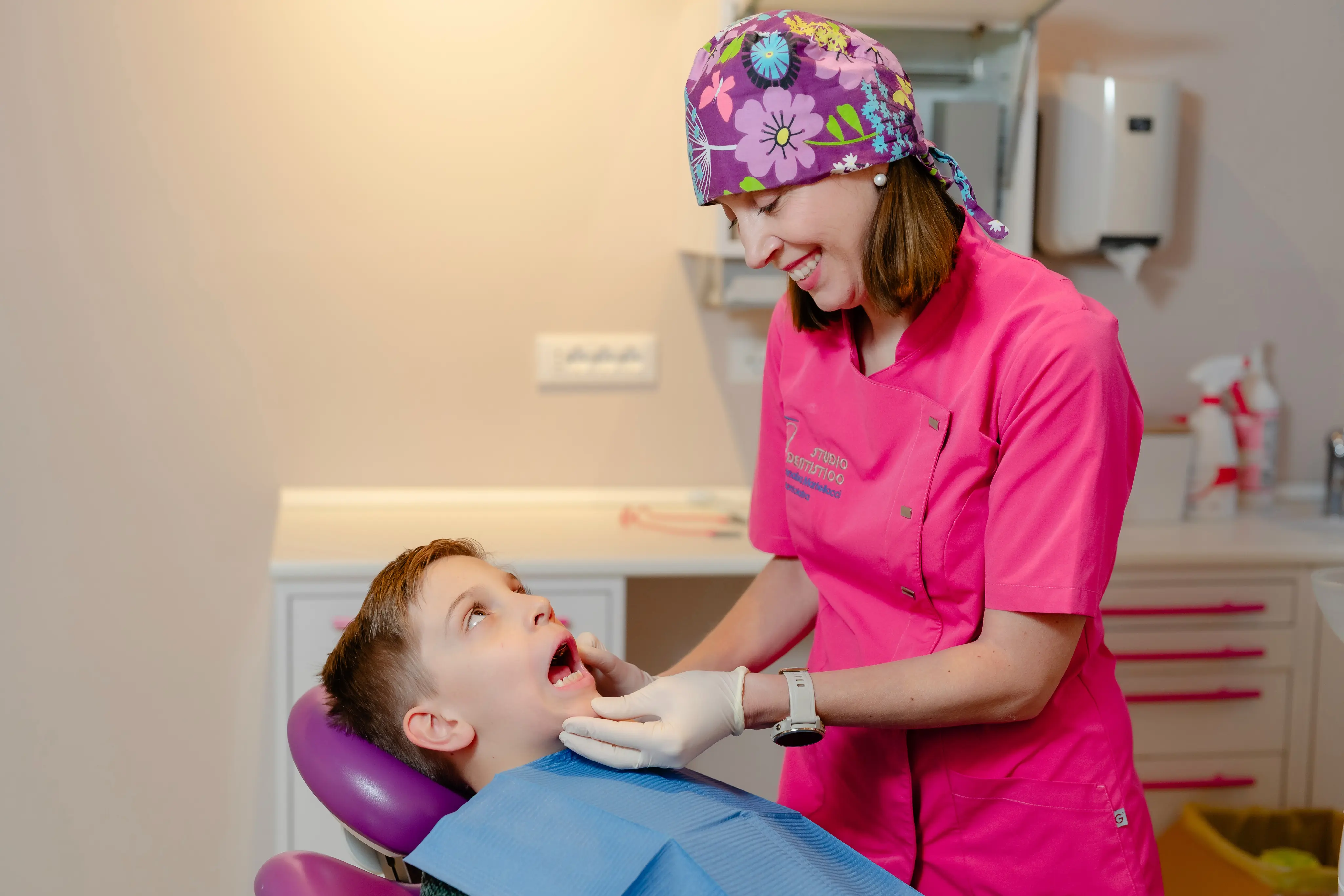 Trattamento di pulizia dei denti a Pisa eseguito da igienisti esperti: rimozione tartaro e prevenzione carie.